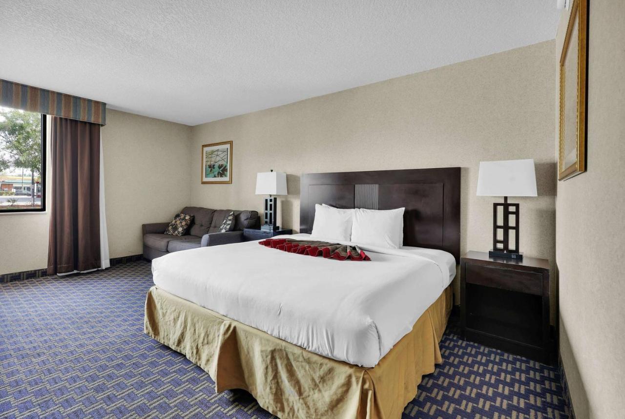 Ramada By Wyndham Jacksonville I-95 By Butler Blvd Bagian luar foto